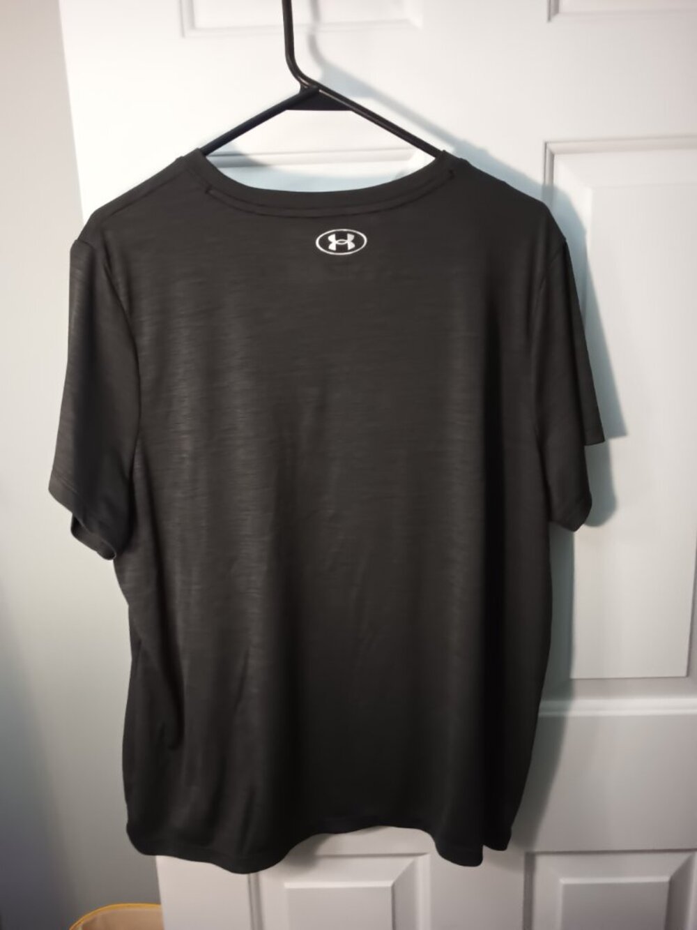 Womans Under Armour  Dark Gray V-Neck Short Sleeve Tee Size 1X - Picture 3 of 3